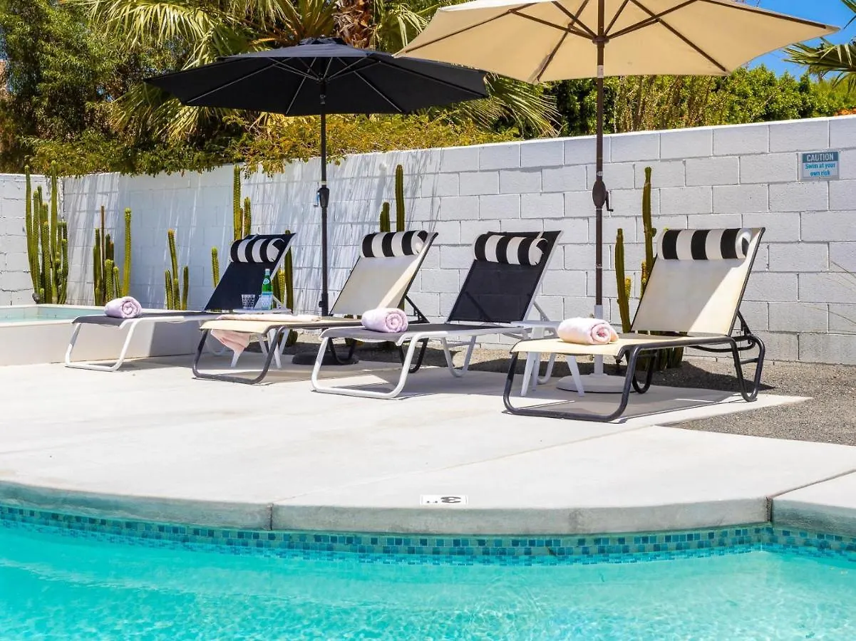 Villa Bubble Gum Modern: Mid-Century Alexander Palm Springs
